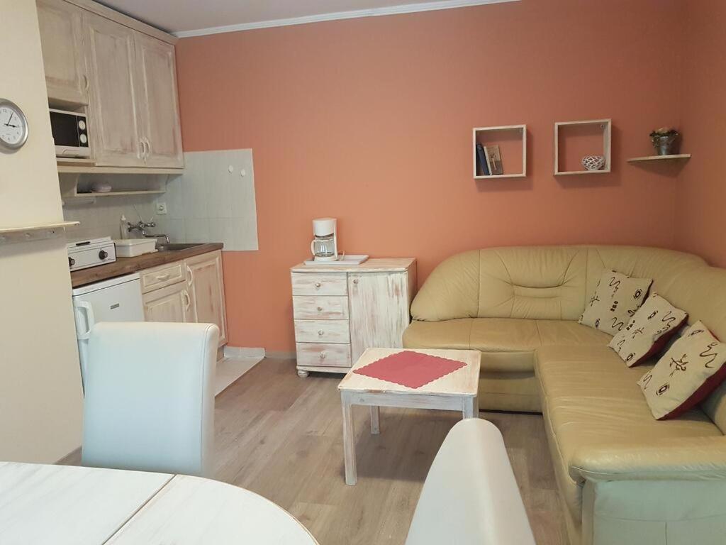 Centrum 2 Apartmanok เฮวิซ ภายนอก รูปภาพ