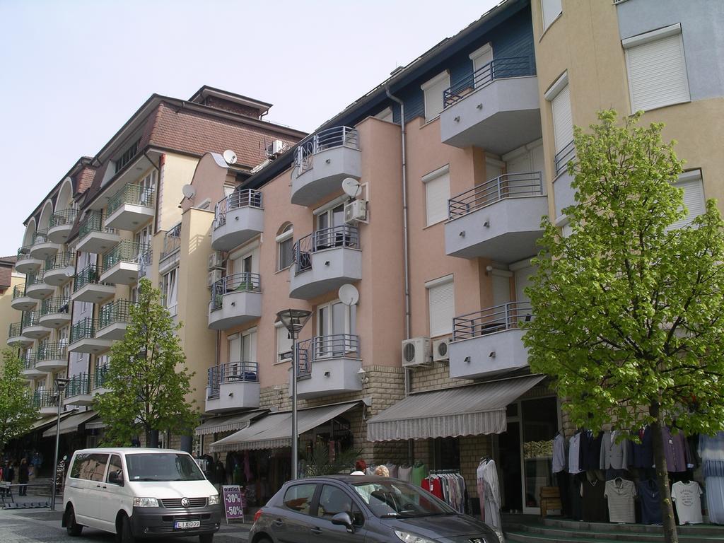 Centrum 2 Apartmanok เฮวิซ ภายนอก รูปภาพ