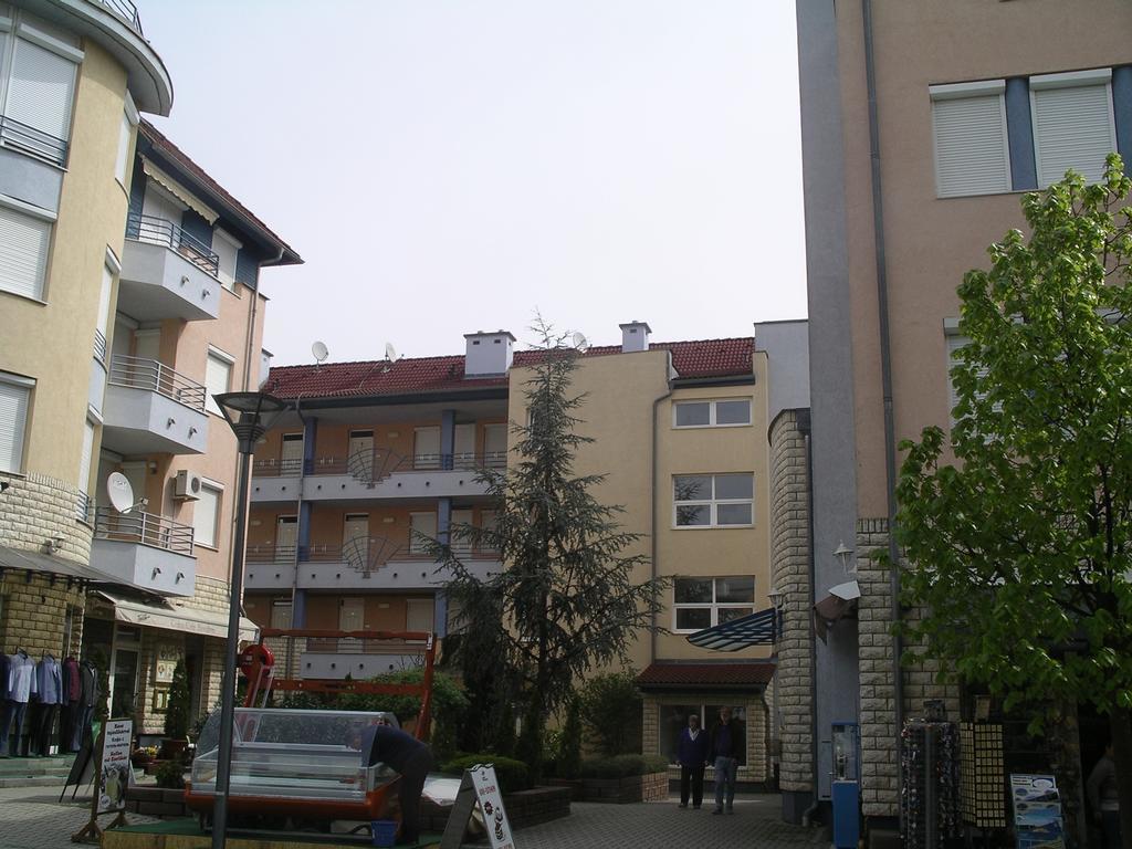 Centrum 2 Apartmanok เฮวิซ ภายนอก รูปภาพ